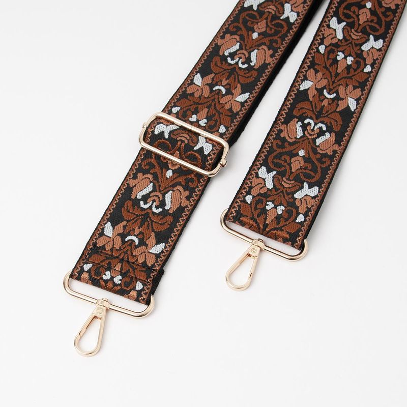 Axelrem svart och cognac - bred väska rem med mönster och guldfärgad metall