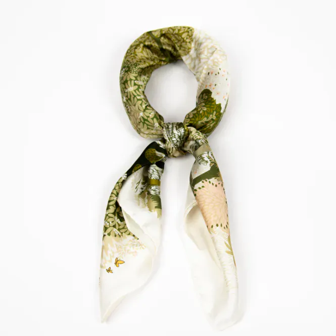 Huvudbild Blommig scarf i grönt och kräm 70 x 70 cm – ...