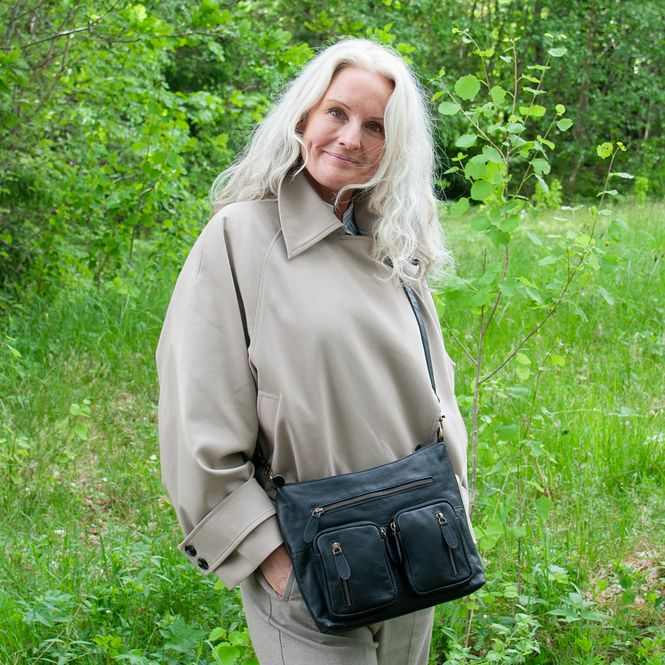 Huvudbild FLAVIA väska med framfickor i läder - svart