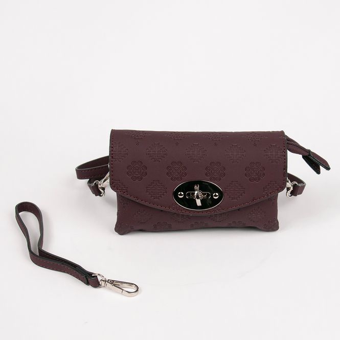 Huvudbild DANIELLE clutch med präglat mönster vinröd ...
