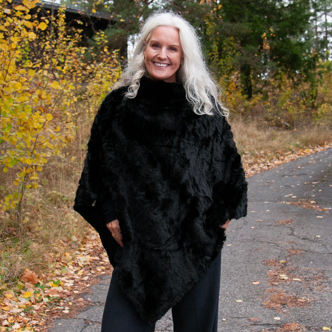 Huvudbild Slät poncho i fuskpäls svart