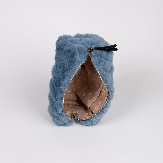 Huvudbild Liten makeupväska i fuskpäls jeansblå