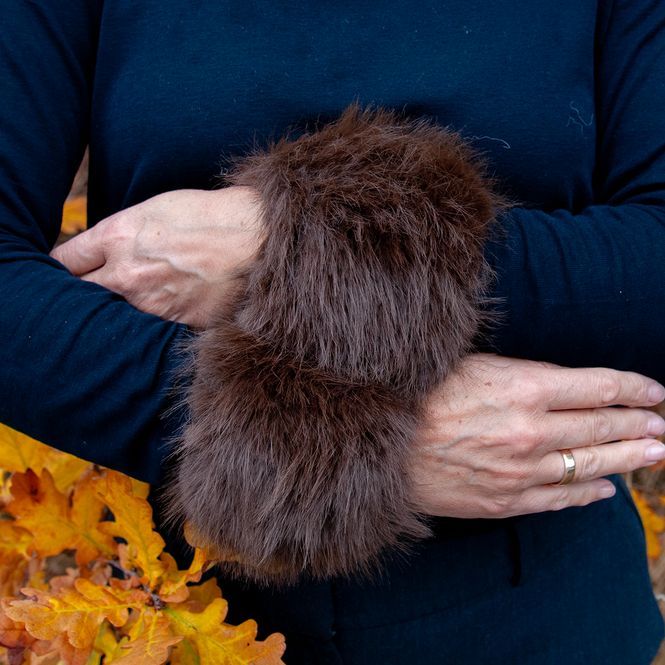 Huvudbild Manschetter i fuskpäls brun