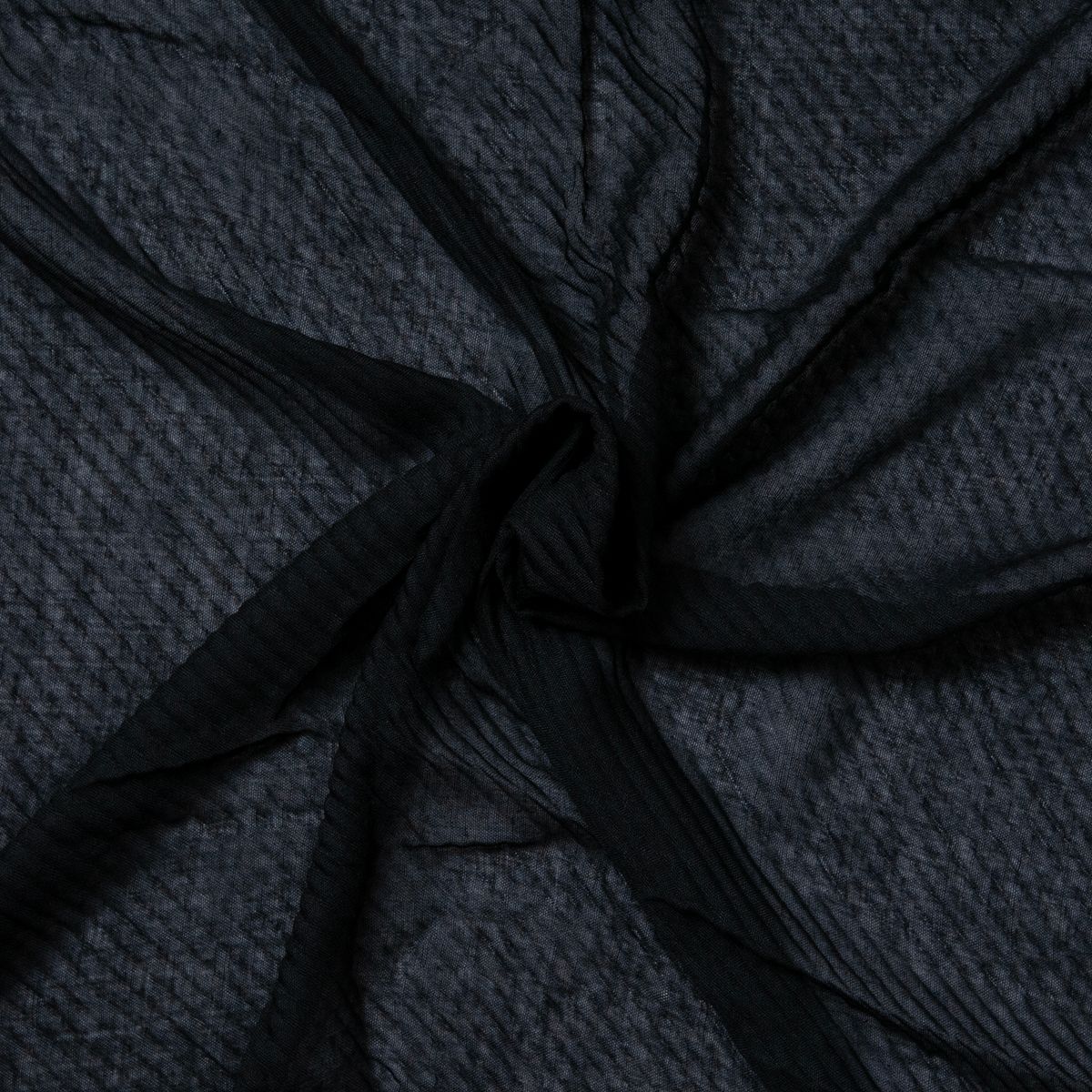 Plisserad scarf i viskostmix - svart