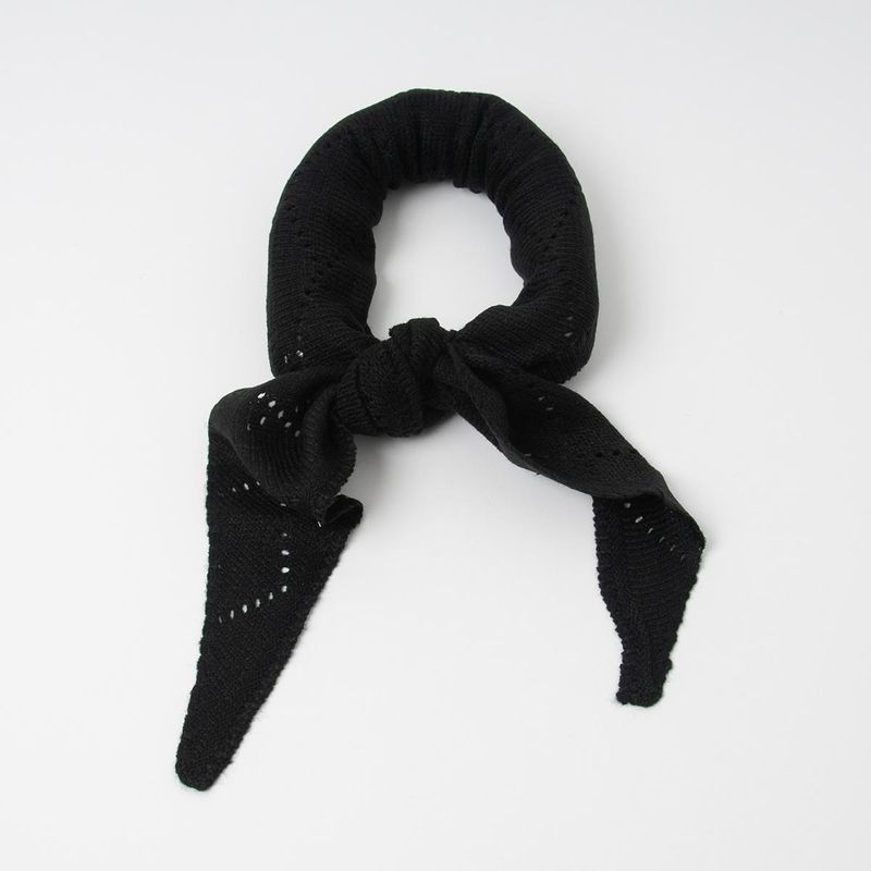 Stickad trekantsscarf i svart - 30 x 116 cm