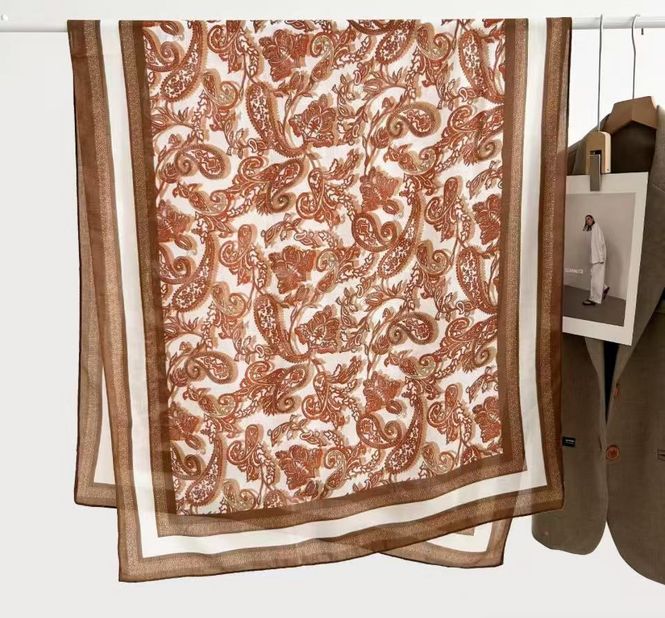 Huvudbild Brun scarf med paisleymönster