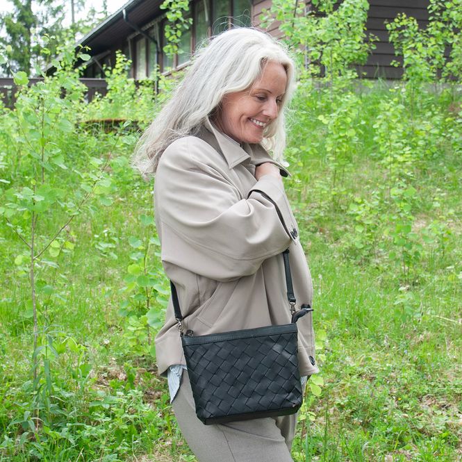 Huvudbild  LALA liten flätad läderväska - svart
