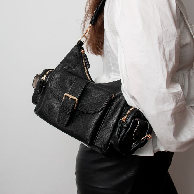 Huvudbild GABI - Svart väska med många fack och guldfärgade ...