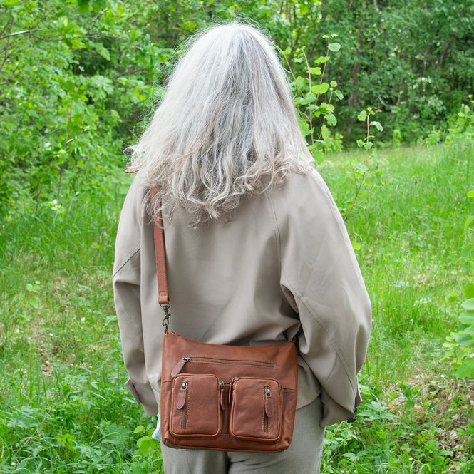 Huvudbild FLAVIA väska med framfickor i läder - brun
