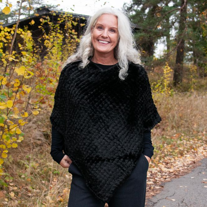 Huvudbild Stickad poncho i fuskpäls svart