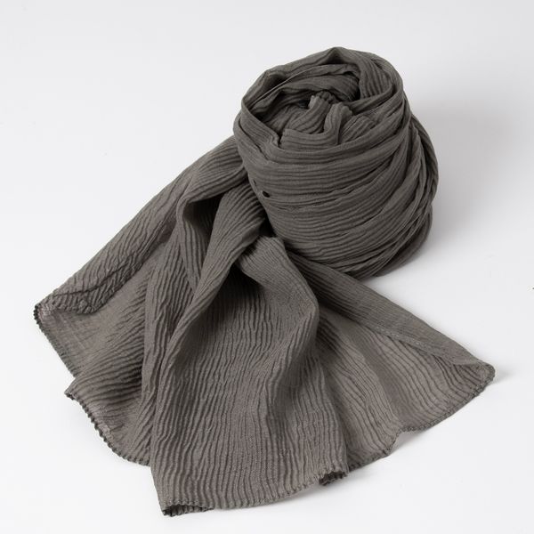 Bild på Plisserad scarf i viskostmix - mörk grå