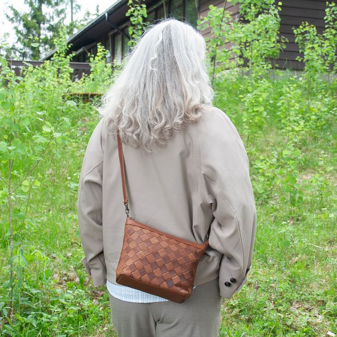 Huvudbild  LALA liten flätad läderväska - brun