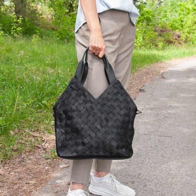 Huvudbild  LOUIS stor flätad lädershopper - svart