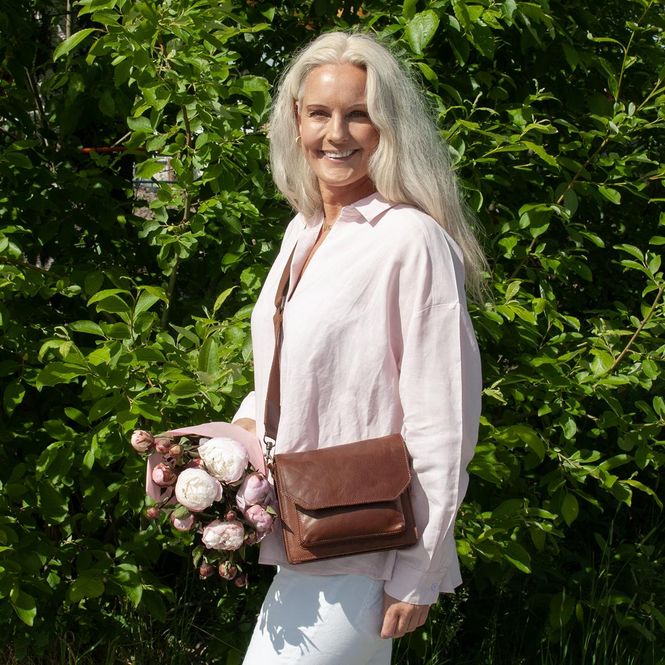 Huvudbild  LOLA läderclutch med flip - brun