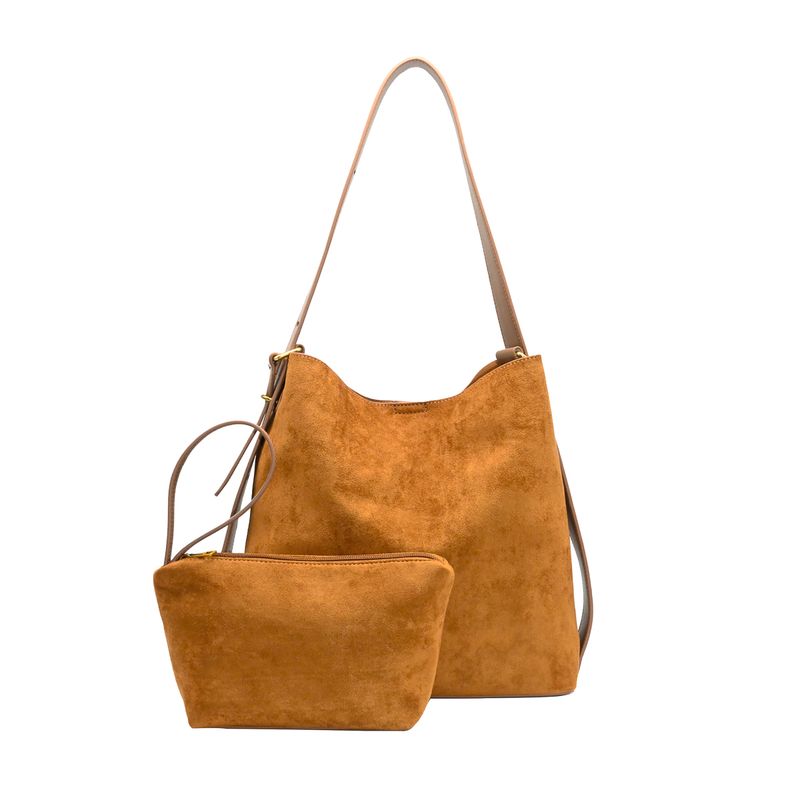 KAROLINE bucketbag i imitert semsket skinn cognac