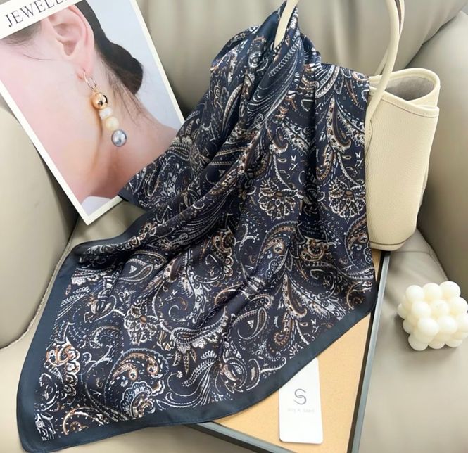 Huvudbild Liten scarf med paisleymönster marinblå